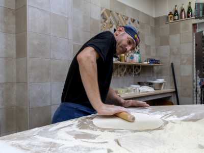 ...che assieme al proprietario si occupa della cucina